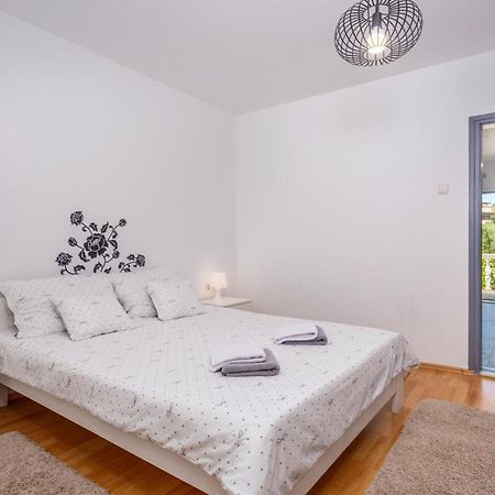 Beautiful Apartment In Malinska With Kitchen Dış mekan fotoğraf