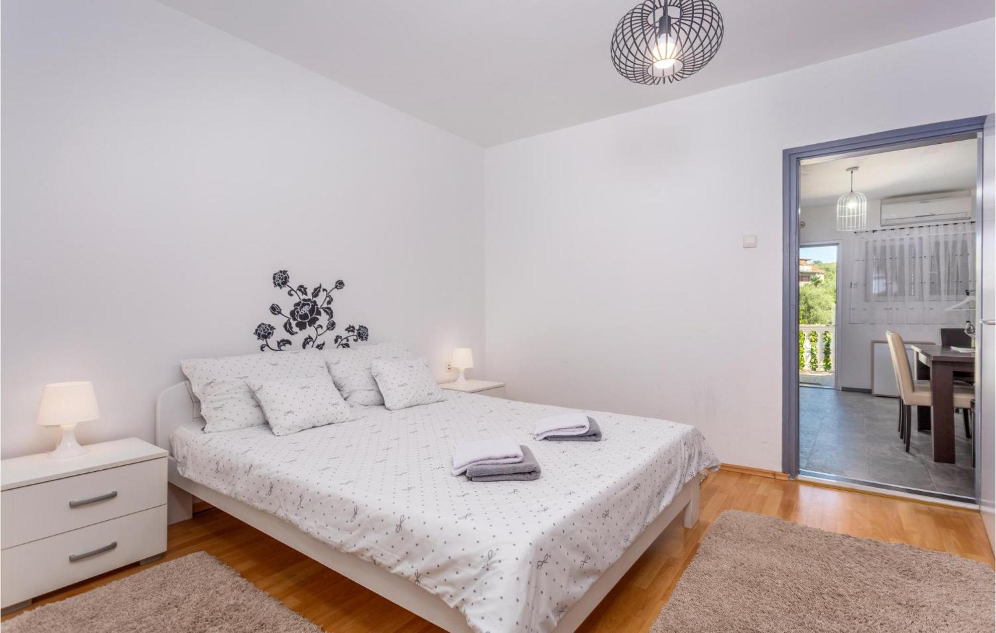 Beautiful Apartment In Malinska With Kitchen Dış mekan fotoğraf