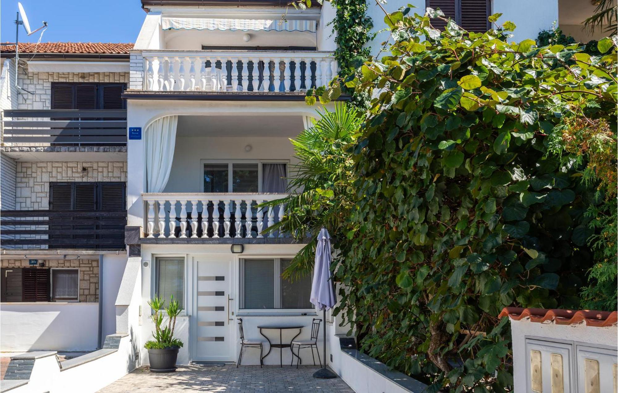 Beautiful Apartment In Malinska With Kitchen Dış mekan fotoğraf